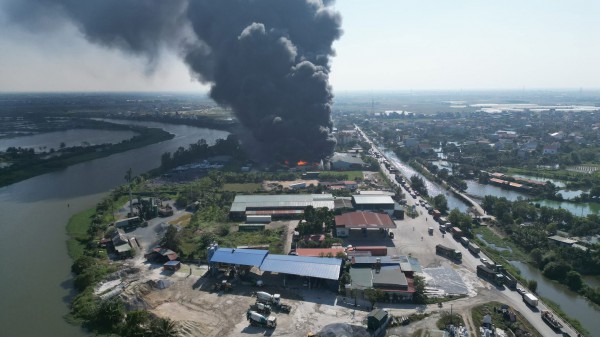 Cháy lớn tại xưởng sản xuất dép nhựa ở Hải Phòng