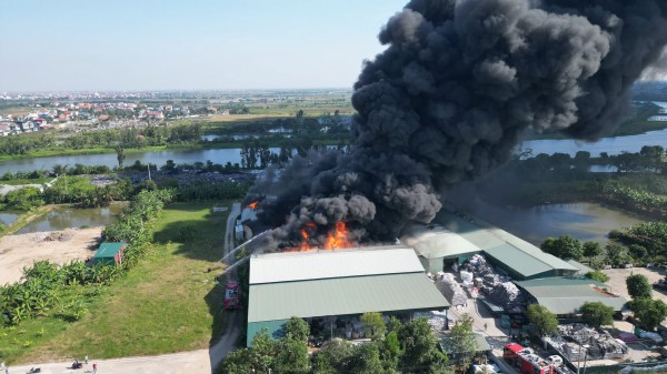 Cháy lớn tại xưởng sản xuất dép nhựa ở Hải Phòng