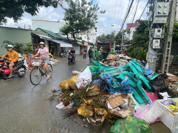 Khánh Hòa cấp tập thu dọn lượng rác khổng lồ ở phường Tây Nha Trang