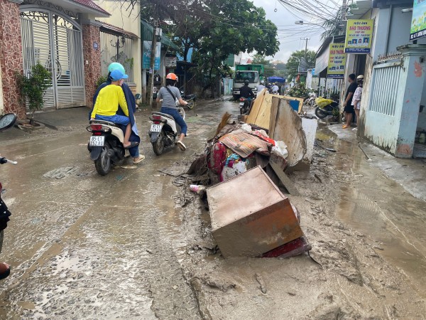 Khánh Hòa cấp tập thu dọn lượng rác khổng lồ ở phường Tây Nha Trang