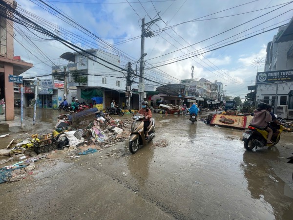 Khánh Hòa cấp tập thu dọn lượng rác khổng lồ ở phường Tây Nha Trang