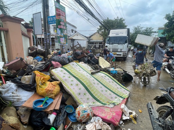 Khánh Hòa cấp tập thu dọn lượng rác khổng lồ ở phường Tây Nha Trang