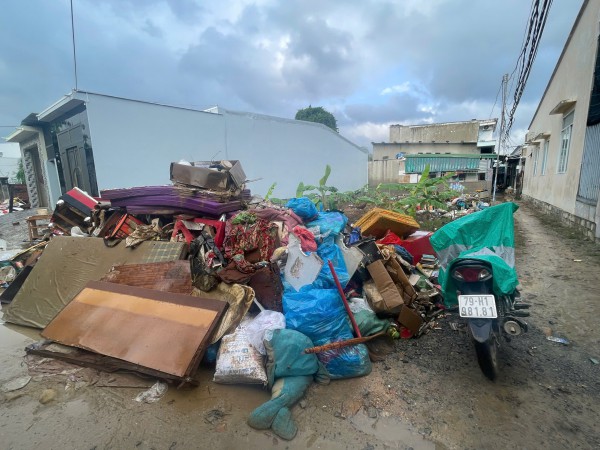 Khánh Hòa cấp tập thu dọn lượng rác khổng lồ ở phường Tây Nha Trang