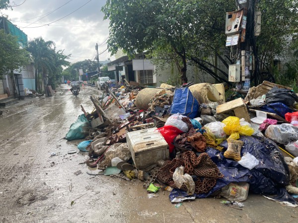 Khánh Hòa cấp tập thu dọn lượng rác khổng lồ ở phường Tây Nha Trang