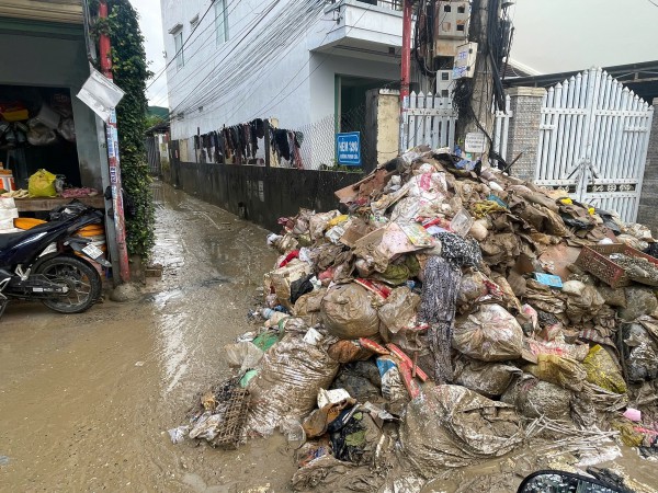 Khánh Hòa cấp tập thu dọn lượng rác khổng lồ ở phường Tây Nha Trang