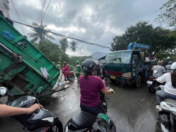Khánh Hòa cấp tập thu dọn lượng rác khổng lồ ở phường Tây Nha Trang