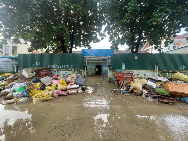 Khánh Hòa cấp tập thu dọn lượng rác khổng lồ ở phường Tây Nha Trang