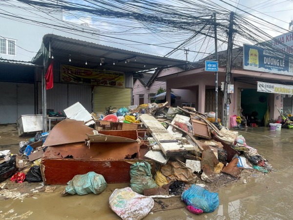 Khánh Hòa cấp tập thu dọn lượng rác khổng lồ ở phường Tây Nha Trang