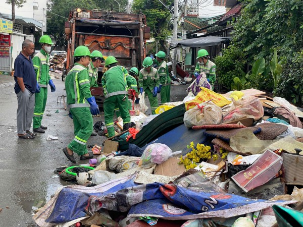Khánh Hòa cấp tập thu dọn lượng rác khổng lồ ở phường Tây Nha Trang