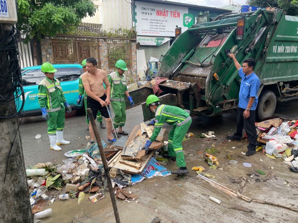 Khánh Hòa cấp tập thu dọn lượng rác khổng lồ ở phường Tây Nha Trang