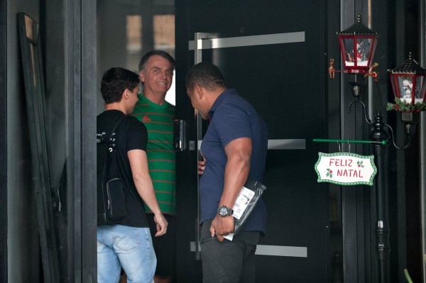 Cựu Tổng thống Brazil Bolsonaro nghi cố phá vòng định vị để bỏ trốn