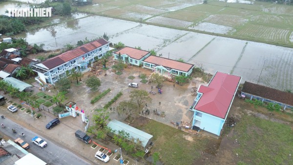 Rốn lũ Hòa Thịnh nhìn từ flycam: Làng quê ngổn ngang sau nước rút