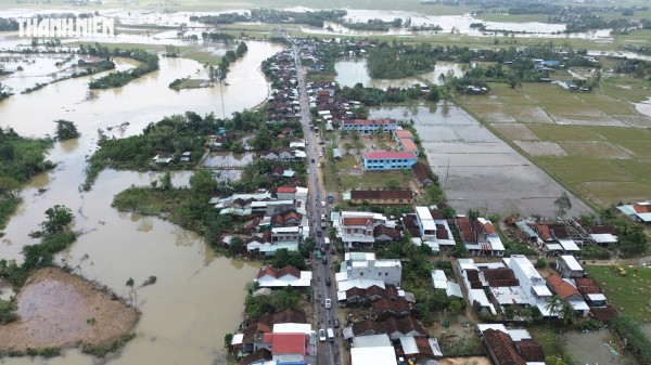 Rốn lũ Hòa Thịnh nhìn từ flycam: Làng quê ngổn ngang sau nước rút