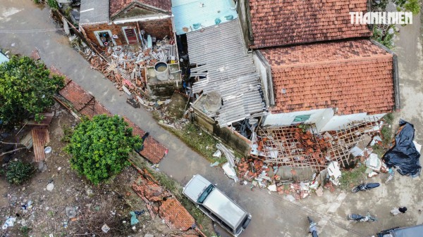 Nơi trũng nhất rốn lũ Hòa Xuân: Thôn xóm tan hoang, nhiều nhà còn đang ngập