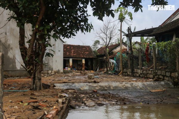 Nơi trũng nhất rốn lũ Hòa Xuân: Thôn xóm tan hoang, nhiều nhà còn đang ngập