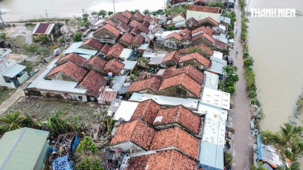 Nơi trũng nhất rốn lũ Hòa Xuân: Thôn xóm tan hoang, nhiều nhà còn đang ngập