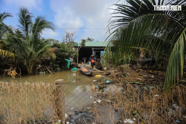 Nơi trũng nhất rốn lũ Hòa Xuân: Thôn xóm tan hoang, nhiều nhà còn đang ngập