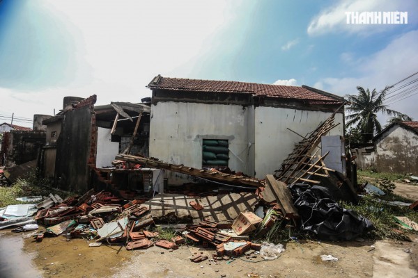 Nơi trũng nhất rốn lũ Hòa Xuân: Thôn xóm tan hoang, nhiều nhà còn đang ngập