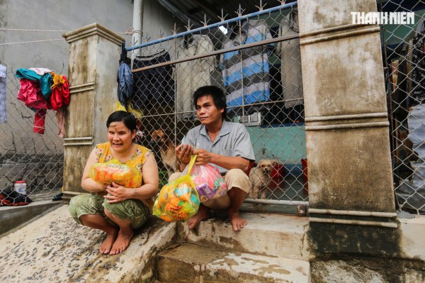 Nơi trũng nhất rốn lũ Hòa Xuân: Thôn xóm tan hoang, nhiều nhà còn đang ngập