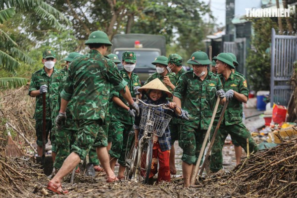 Nơi trũng nhất rốn lũ Hòa Xuân: Thôn xóm tan hoang, nhiều nhà còn đang ngập
