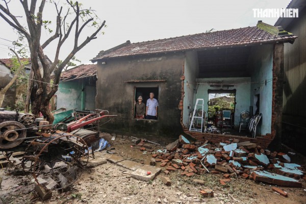 Nơi trũng nhất rốn lũ Hòa Xuân: Thôn xóm tan hoang, nhiều nhà còn đang ngập