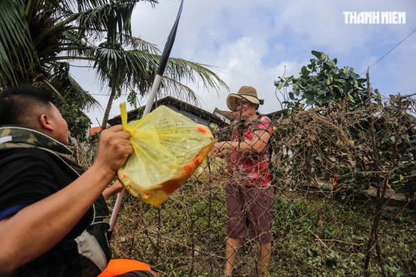 Nơi trũng nhất rốn lũ Hòa Xuân: Thôn xóm tan hoang, nhiều nhà còn đang ngập