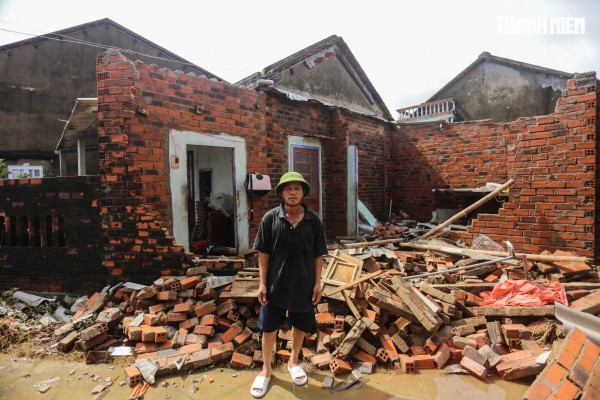 Nơi trũng nhất rốn lũ Hòa Xuân: Thôn xóm tan hoang, nhiều nhà còn đang ngập