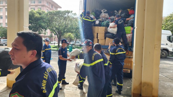 Công an TP.HCM hỗ trợ khoảng 70 tấn hàng cứu trợ bà con bị ngập lụt