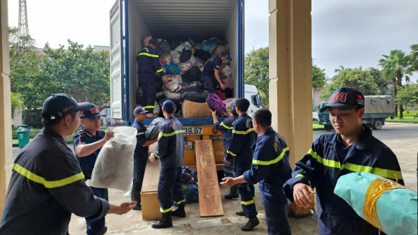 Công an TP.HCM hỗ trợ khoảng 70 tấn hàng cứu trợ bà con bị ngập lụt