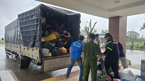 Công an TP.HCM hỗ trợ khoảng 70 tấn hàng cứu trợ bà con bị ngập lụt