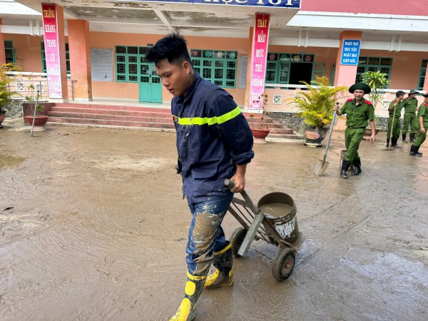 Công an TP.HCM hỗ trợ khoảng 70 tấn hàng cứu trợ bà con bị ngập lụt