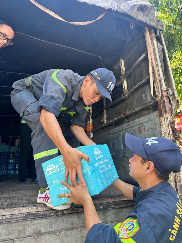 Công an TP.HCM hỗ trợ khoảng 70 tấn hàng cứu trợ bà con bị ngập lụt