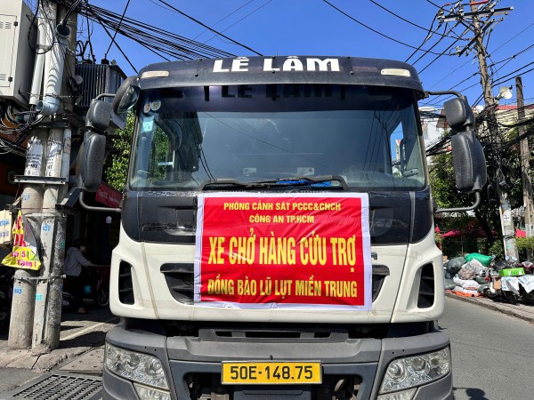 Công an TP.HCM hỗ trợ khoảng 70 tấn hàng cứu trợ bà con bị ngập lụt