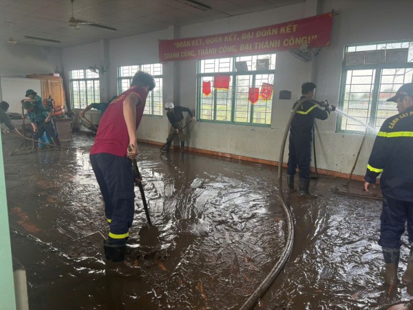 Công an TP.HCM hỗ trợ khoảng 70 tấn hàng cứu trợ bà con bị ngập lụt