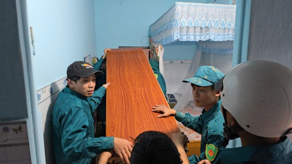 Chuyên gia Hà Nội khảo sát vết nứt dài trên đồi Ba Lá Xanh