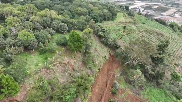 Chuyên gia Hà Nội khảo sát vết nứt dài trên đồi Ba Lá Xanh