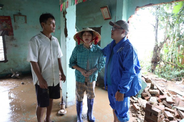 PV Thanh Niên nơi rốn lũ miền Trung: Vừa đưa tin vừa kết nối nhân ái PV Thanh Niên nơi rốn lũ miền Trung: Vừa đưa tin vừa kết nối nhân ái