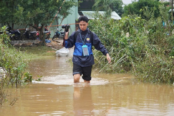 PV Thanh Niên nơi rốn lũ miền Trung: Vừa đưa tin vừa kết nối nhân ái PV Thanh Niên nơi rốn lũ miền Trung: Vừa đưa tin vừa kết nối nhân ái