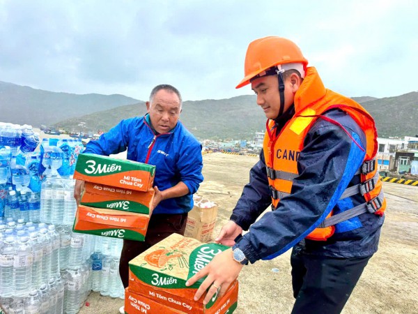 PV Thanh Niên nơi rốn lũ miền Trung: Vừa đưa tin vừa kết nối nhân ái PV Thanh Niên nơi rốn lũ miền Trung: Vừa đưa tin vừa kết nối nhân ái