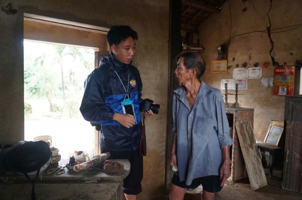 PV Thanh Niên nơi rốn lũ miền Trung: Vừa đưa tin vừa kết nối nhân ái PV Thanh Niên nơi rốn lũ miền Trung: Vừa đưa tin vừa kết nối nhân ái