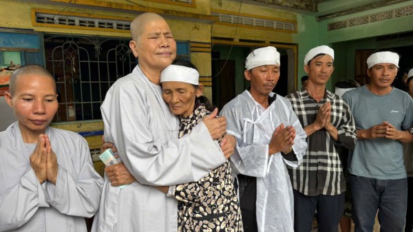 Trao hơn 1 tỉ đồng cho người dân vùng rốn lũ Hòa Thịnh