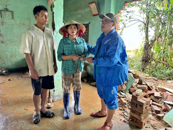 Rốn lũ gượng dậy trong vòng tay nghĩa tình