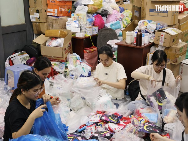 Thâu đêm chuyền tay hàng cứu trợ đến đồng bào vùng lũ miền Trung