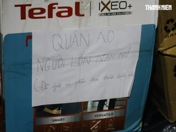 Thâu đêm chuyền tay hàng cứu trợ đến đồng bào vùng lũ miền Trung