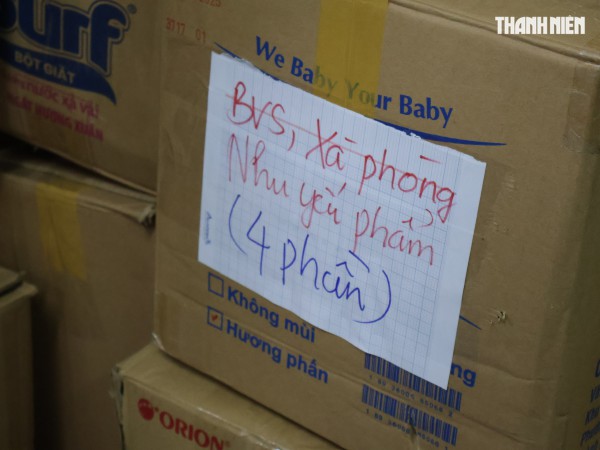 Thâu đêm chuyền tay hàng cứu trợ đến đồng bào vùng lũ miền Trung