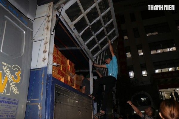 Thâu đêm chuyền tay hàng cứu trợ đến đồng bào vùng lũ miền Trung