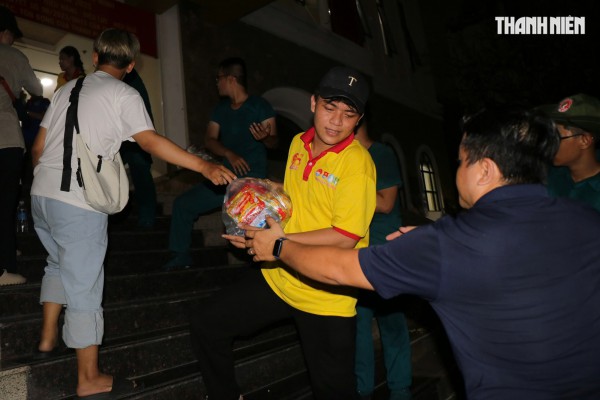 Thâu đêm chuyền tay hàng cứu trợ đến đồng bào vùng lũ miền Trung