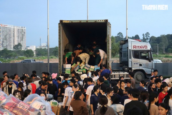 Thâu đêm chuyền tay hàng cứu trợ đến đồng bào vùng lũ miền Trung