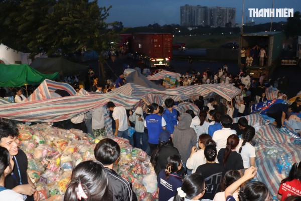 Thâu đêm chuyền tay hàng cứu trợ đến đồng bào vùng lũ miền Trung