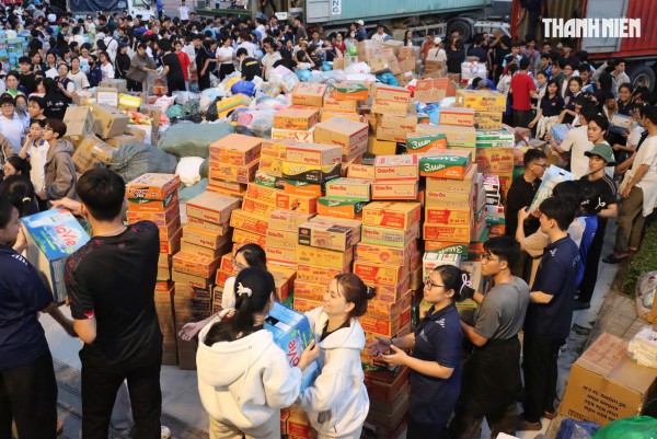 Thâu đêm chuyền tay hàng cứu trợ đến đồng bào vùng lũ miền Trung